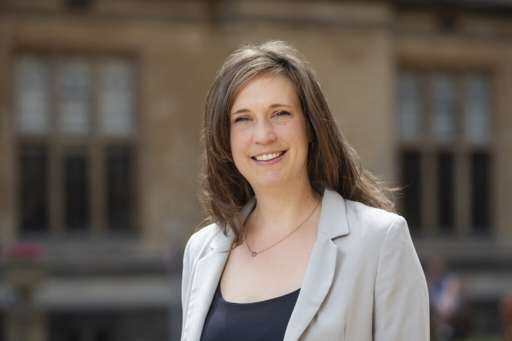 Dr Julia Bingler